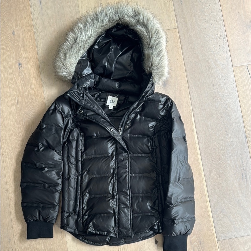 GAP Black Puffer Jacket with Faux Fur Trim in Hood